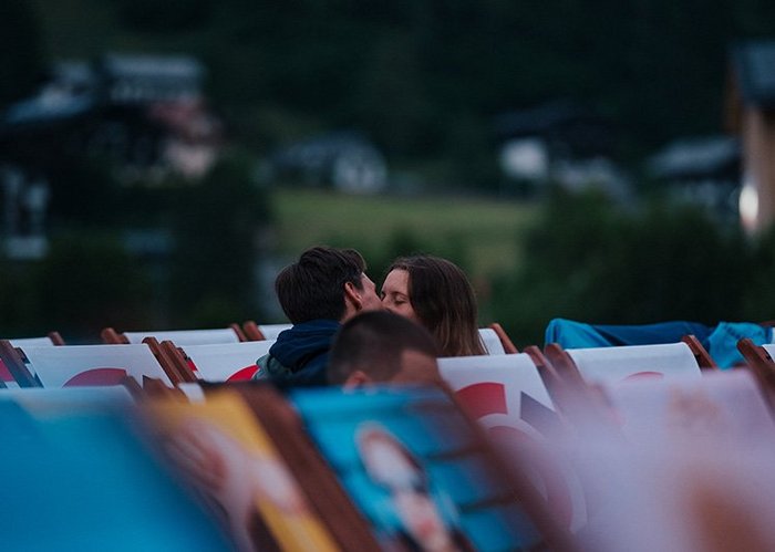 Küssendes Paar beim Open-Air-Kino, Nockberge