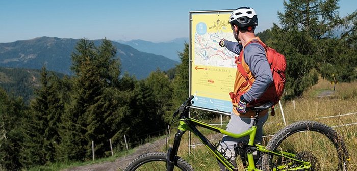 Ein Mountainbike zeigt auf ein Weg Schild.
