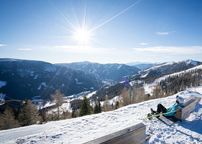 Panoramabank an der Brunnachhöhe, Fotospot in den Nockbergen, Panorama in den Alpen, Aussicht zum Kaiserburg Gipfel