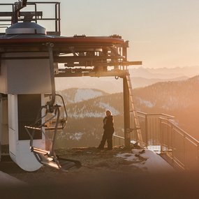 Seilbahntechnikerin im Skigebiet Bad Kleinkirchheim beim Sonnenaufgang