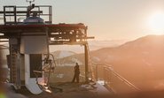 Seilbahntechnikerin im Skigebiet Bad Kleinkirchheim beim Sonnenaufgang