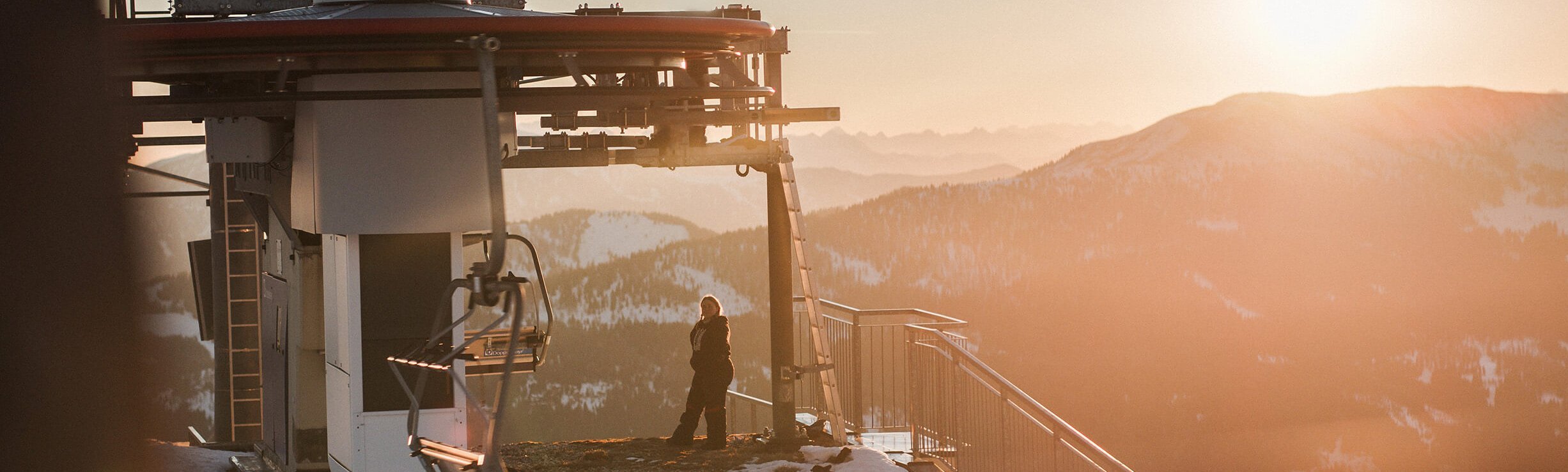 Seilbahntechnikerin im Skigebiet Bad Kleinkirchheim beim Sonnenaufgang