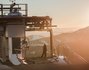 Seilbahntechnikerin im Skigebiet Bad Kleinkirchheim beim Sonnenaufgang