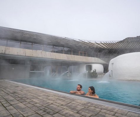 Thermal Römerbad, dampfendes Thermalwasser im Außenbecken mit 6 Luftliegen & Bodensprudel, Bad Kleinkirchheimer Bergbahnen