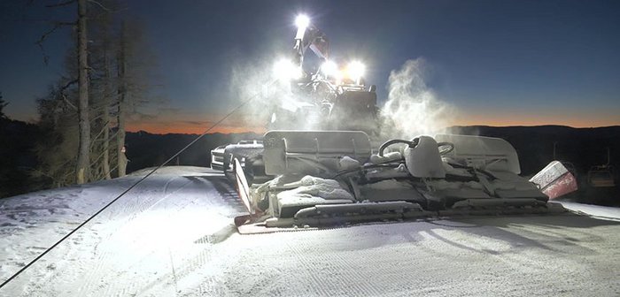 Pistengerät am Seil bei Sonnenuntergang, Prinoth Leitwolf, Kärntner Skigebiet