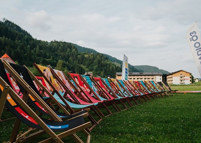 Liegestuhl-Setup beim Ö3 Silent Cinema Open Air Kino, Kärnten