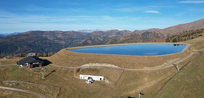 Drohnenaufnahme des Nockalm Speicherbeckens nahe der Nockalmbahn Bergstation