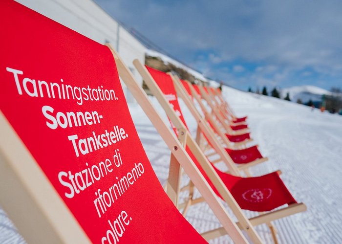 Liegestühle zum Sonnen im Skigebiet Bad Kleinkirchheim, Ruheort in Kärnten, Pause mit Aussicht in den Alpen, Winter Wonderland in Kärnten