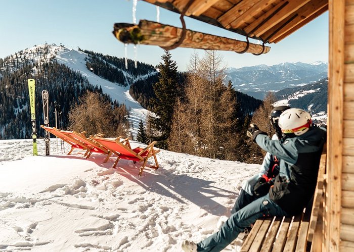 Pause mit Aussicht im Skigebiet Bad Kleinkirchheim, Fotospot Relaxhütte Schartenabfahrt, Liegestühle in der Sonne, Panorama in den Alpen