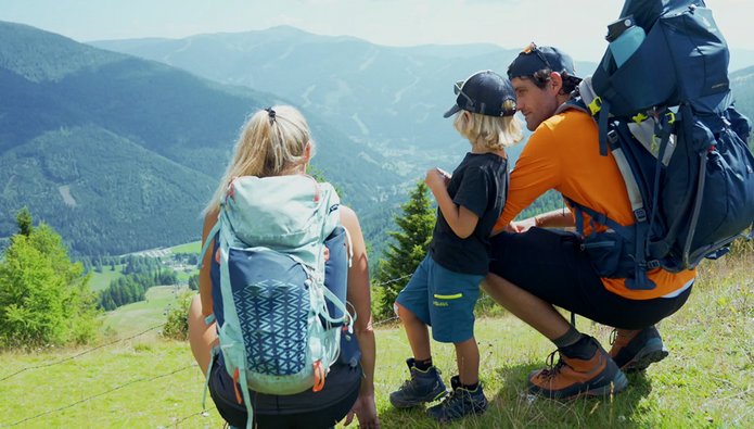 Familie mit Aussicht auf die Berggipfel Kaiserburg und Strohsack, Bad Kleinkirchheim