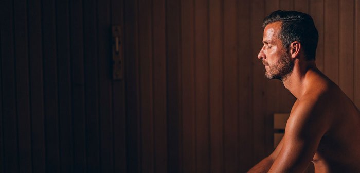 Ein Mann entspannt in der Sauna.