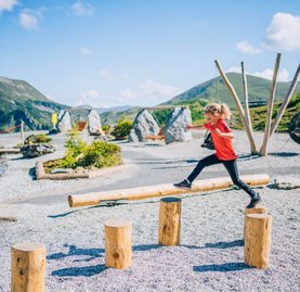 Aktiv-Park für Groß und Klein, Familien-Ausflug in Kärnten, Motorik-Übungen für Kinder, Panorama-Aussicht auf Wanderberge