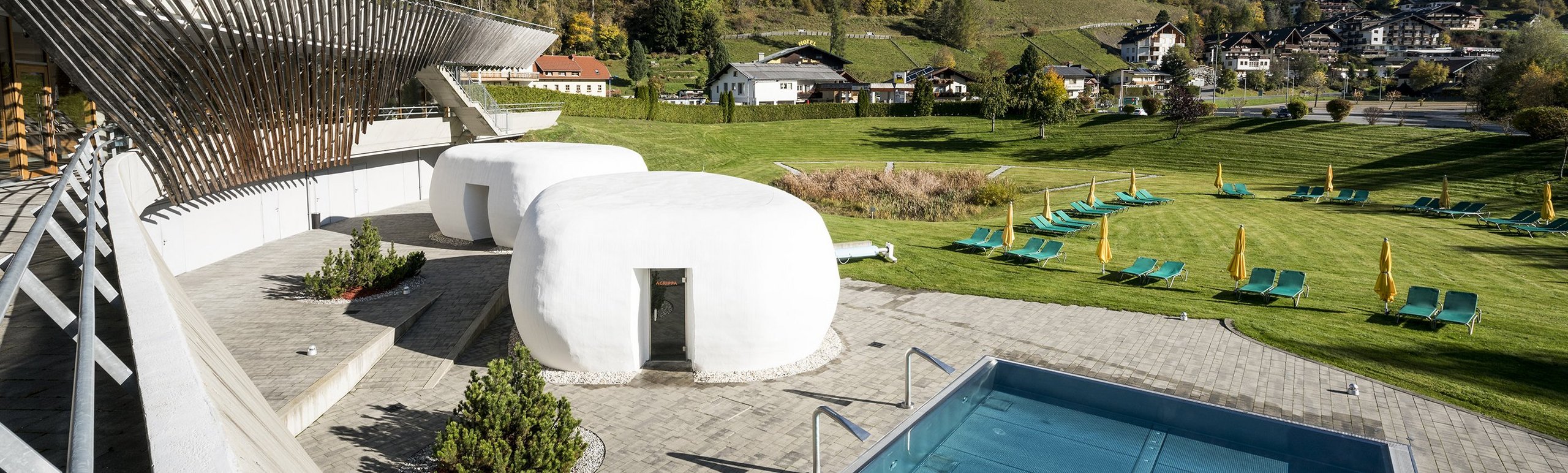 Sommeratmosphäre im Outdoor-Saunabereich mit Pool, im Außenbereich des Bad Kleinkirchheimer Thermal Römerbads