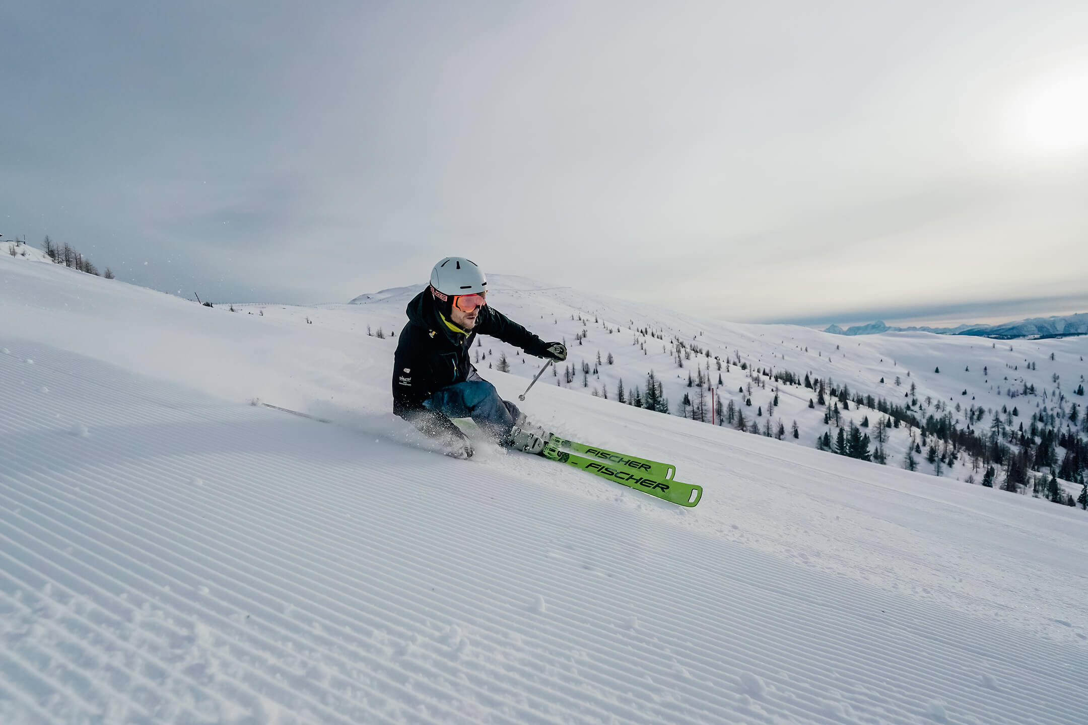 Carvingschwung Skifahrer auf der Kaiserburgabfahrt